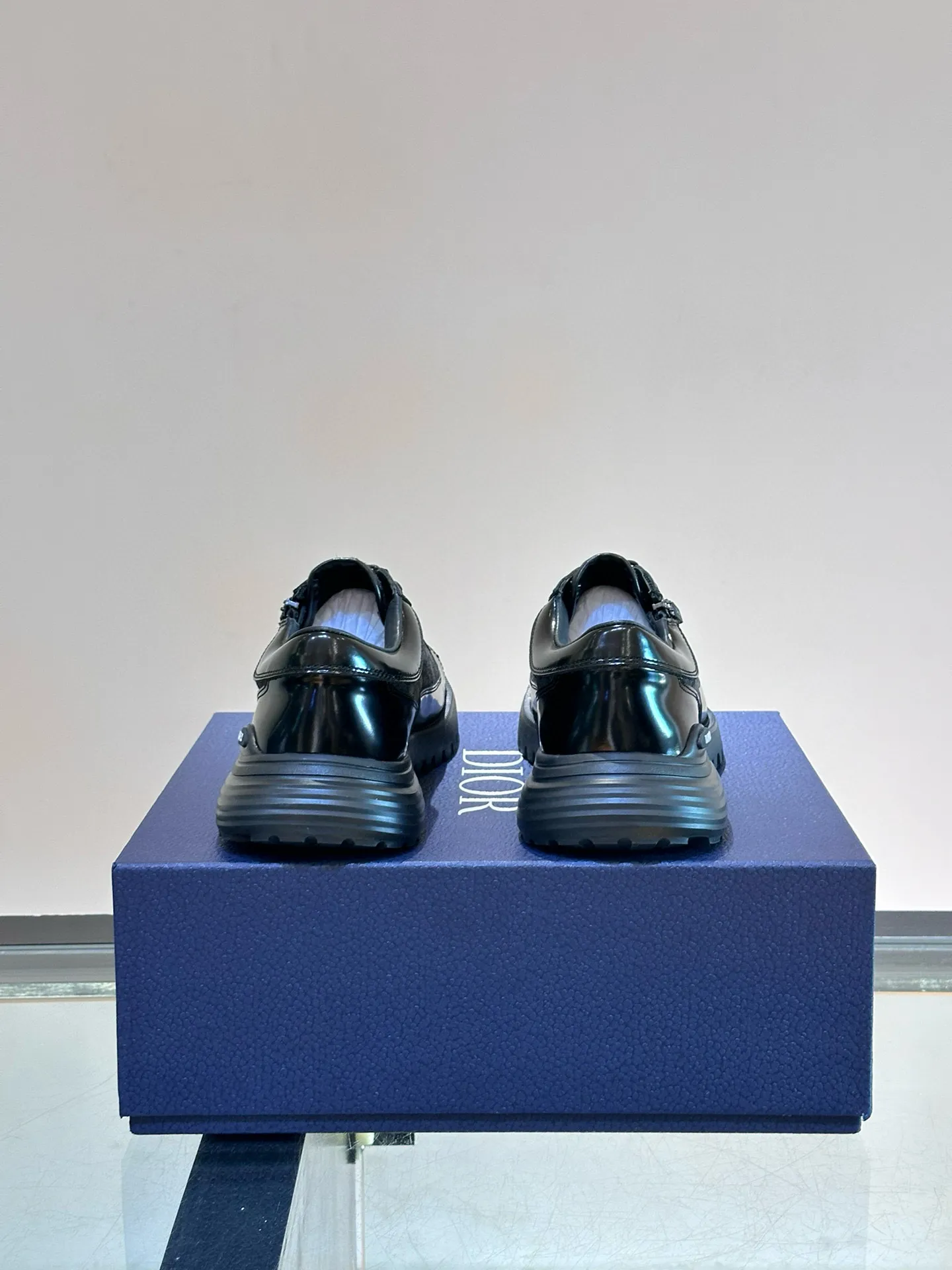 Ex-factory price: 540💰Dior Combat Dior Men's Loafers This Dior Combat loafer presents a mixed style that combines fashionable design with sporty elements. The upper is crafted from black polished calfskin leather and finished with Dior's signature saddle strap. Paired with lightweight soles, it combines a variety of elements to highlight the charm of high-end customization. Brand logo on the side adds style. Mixed style eva outsole engraved with brand pattern Size: 39-44 (customized at 38.45)